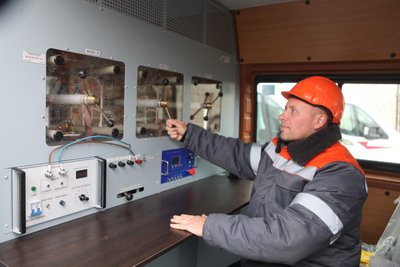 Працівник "Харківобленерго" та лабораторія КАЕЛ-5, листопад 2025 року Працівник "Харківобленерго" та лабораторія КАЕЛ-5, листопад 2025 року