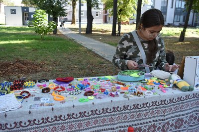 У Звягелі на благодійному ярмарку зібрали понад 100 тисяч гривень на допомогу ЗСУ У Звягелі на благодійному ярмарку зібрали понад 100 тисяч гривень на допомогу ЗСУ