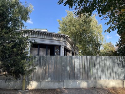 Біля згорілого будинку дворянського зібрання у Полтаві прибрали ще одну частину паркану Біля згорілого будинку дворянського зібрання у Полтаві прибрали ще одну частину паркану