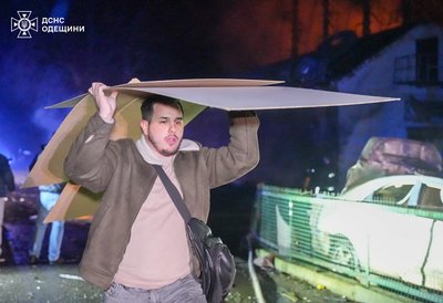 В Одесі через удар РФ діють аварійні відключення світла, пошкоджені приватні будинки та бізнес-центр В Одесі через удар РФ діють аварійні відключення світла, пошкоджені приватні будинки та бізнес-центр