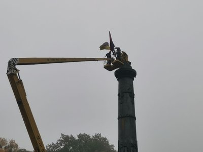 "Це символ нагадування, що йде війна": у Полтаві замінили прапори на Монументі Слави "Це символ нагадування, що йде війна": у Полтаві замінили прапори на Монументі Слави