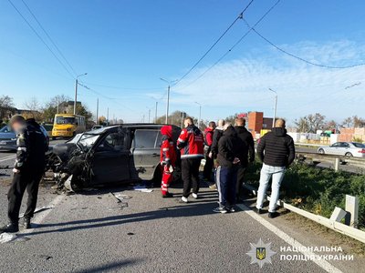 В’їхав у бетонний стовп: внаслідок ДТП поблизу Рівного загинув водій мінівена В’їхав у бетонний стовп: внаслідок ДТП поблизу Рівного загинув водій мінівена