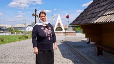 Зоя Хемій, жителька Скориків, на подвір'ї церкви