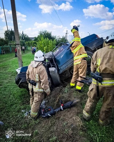 На Одещині автівка збила стовб: людей довелось деблокувати гідравлічним інструментом На Одещині автівка збила стовб: людей довелось деблокувати гідравлічним інструментом