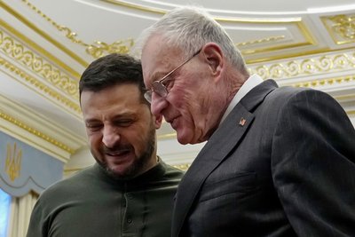 Президент України Володимир Зеленський (ліворуч) зустрічається зі Спеціальним посланником США з питань України та Росії Кітом Келлоггом у Києві 20 лютого 2025 року Президент України Володимир Зеленський (ліворуч) зустрічається зі Спеціальним посланником США з питань України та Росії Кітом Келлоггом у Києві 20 лютого 2025 року