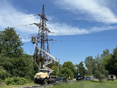 Працівники Полтаваобленерго відновлюють електромережі після атаки