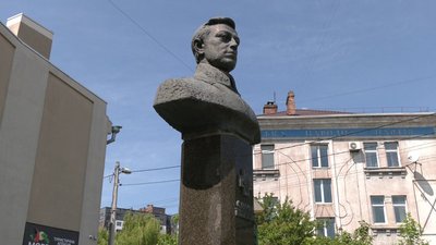 "Наче руків’я меча, тому що він — воїн": як у Рівному з'явився перший в Україні пам'ятник Симону Петлюрі "Наче руків’я меча, тому що він — воїн": як у Рівному з'явився перший в Україні пам'ятник Симону Петлюрі