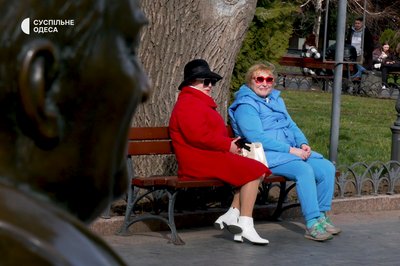 "Шовкова хустка і прикраси": що одягають цього сезону одеситки літнього віку "Шовкова хустка і прикраси": що одягають цього сезону одеситки літнього віку