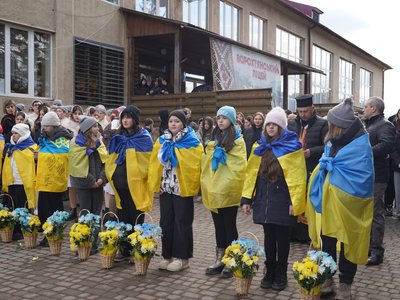Ворохта, пам'ятні дошки, квіти Ворохта, пам'ятні дошки, квіти