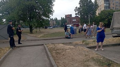 "Торгівля впала, втрачаю 70% прибутку". Жителі Кривого Рогу вийшли на акцію з вимогою переглянути графік вимкнень світла "Торгівля впала, втрачаю 70% прибутку". Жителі Кривого Рогу вийшли на акцію з вимогою переглянути графік вимкнень світла
