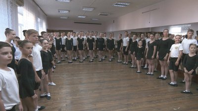 Вінницький ансамбль "Барвінок" передав гроші на допомогу армії та травмованим від обстрілів Вінницький ансамбль "Барвінок" передав гроші на допомогу армії та травмованим від обстрілів
