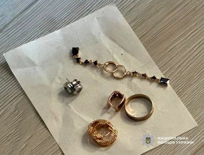 В Одесі затримали двох чоловіків, яких підозрюють у розбійному нападі на подружжя В Одесі затримали двох чоловіків, яких підозрюють у розбійному нападі на подружжя