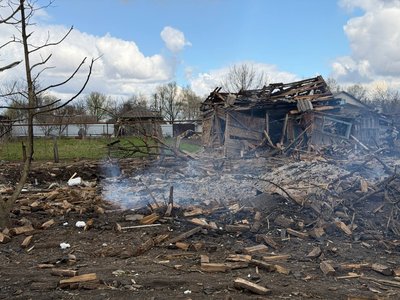 Нічна атака дронів на Глухів: згоріли будинки, є поранені Нічна атака дронів на Глухів: згоріли будинки, є поранені