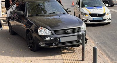 Відкинуло у бік автобусної зупинки: у Дніпрі сталася аварія за участю двох автівок, є травмована Відкинуло у бік автобусної зупинки: у Дніпрі сталася аварія за участю двох автівок, є травмована