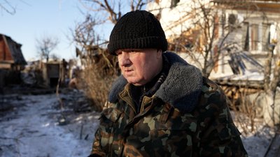 "Вікон та стелі немає, а ялинка вистояла": що розповідають мешканці пошкоджених будинків про атаку РФ на Чернігів "Вікон та стелі немає, а ялинка вистояла": що розповідають мешканці пошкоджених будинків про атаку РФ на Чернігів