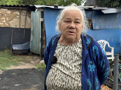 “Людей шкода”. Що розповідають жителі Шабельківки після удару трьома ФАБ-250, який забрав життя двох людей “Людей шкода”. Що розповідають жителі Шабельківки після удару трьома ФАБ-250, який забрав життя двох людей