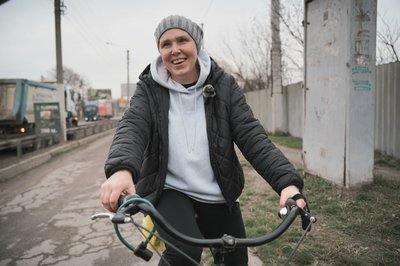 Жителька Пісочина під Харковом Людмила Прилуцька віддала машину в ремонт після поїздок по розбитій дорозі Жителька Пісочина під Харковом Людмила Прилуцька віддала машину в ремонт після поїздок по розбитій дорозі