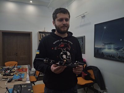 Директор школи БпЛА "Чорний ворон ІФ" Арсен Андрейчук Директор школи БпЛА "Чорний ворон ІФ" Арсен Андрейчук