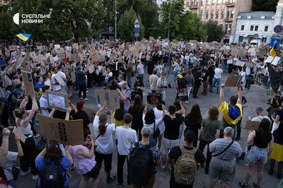 У центрі Києва люди третій день протестували через обмеження повноважень НАБУ І САП У центрі Києва люди третій день протестували через обмеження повноважень НАБУ І САП
