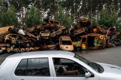 "Кладовище автомобілів" в Ірпені. Спалені чи розстріляні російськими військовими машини цивільних мешканців, які під обстрілами намагались виїхати з окупованої частини Київщини у лютому і березні 2022 року
