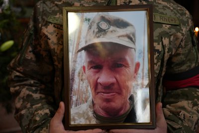 "Навіть не могли уявити, що це нас торкнеться": у Сумах попрощалися із загиблим прикордонником Леонідом Бондарєвим "Навіть не могли уявити, що це нас торкнеться": у Сумах попрощалися із загиблим прикордонником Леонідом Бондарєвим