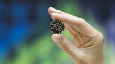 "Ми сильні. Ми разом": Нацбанк представив нові пам’ятні монети про Крим, Донеччину та Луганщину "Ми сильні. Ми разом": Нацбанк представив нові пам’ятні монети про Крим, Донеччину та Луганщину