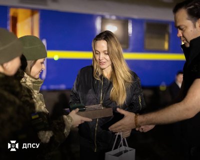 Анджеліні Джолі вручили подарунки від ДПСУ