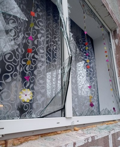 "Воно як бахнуло, то аж шибки повилітали": внаслідок ракетної атаки в громаді на Хмельниччині пошкоджено будівлі "Воно як бахнуло, то аж шибки повилітали": внаслідок ракетної атаки в громаді на Хмельниччині пошкоджено будівлі