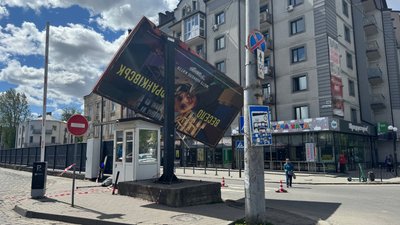 Негода, вітер, буревій, вулиця Залізнична, Івано-Франківськ Негода, вітер, буревій, вулиця Залізнична, Івано-Франківськ