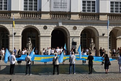 На площі Ринок у Львові підняли кримськотатарський прапор На площі Ринок у Львові підняли кримськотатарський прапор