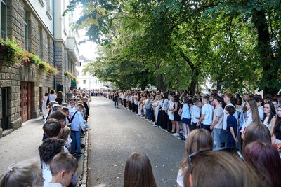 В Ужгороді пролунав перший дзвоник: новий навчальний рік розпочали понад 17 тисяч дітей В Ужгороді пролунав перший дзвоник: новий навчальний рік розпочали понад 17 тисяч дітей