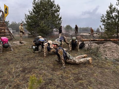 Hardcore-вишкіл на Полтавщині: як інструктори “Азову” готували цивільних у непростих умовах Hardcore-вишкіл на Полтавщині: як інструктори “Азову” готували цивільних у непростих умовах