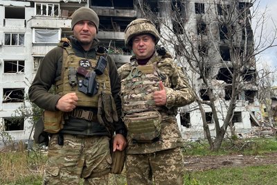 Військовий з Чернівців Іван Сплавник разом із побратимом Військовий з Чернівців Іван Сплавник разом із побратимом