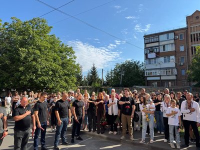 "На позиції, коли було важко, він був на позитиві": у Вінниці на честь полеглого азовця відкрили пам'ятну дошку "На позиції, коли було важко, він був на позитиві": у Вінниці на честь полеглого азовця відкрили пам'ятну дошку