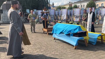 У Дубні на Рівненщині попрощалися з солдатом Миколою Гальчуком та бойовим медиком Сергієм Регрутом У Дубні на Рівненщині попрощалися з солдатом Миколою Гальчуком та бойовим медиком Сергієм Регрутом