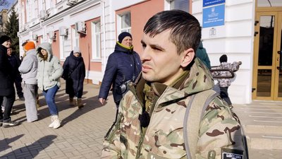 "Не мовчи! Полон вбиває": у Прилуках вперше відбулася акція на підтримку полонених та зниклих безвісти "Не мовчи! Полон вбиває": у Прилуках вперше відбулася акція на підтримку полонених та зниклих безвісти
