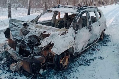 Службовий автомобіль поліції, знищений внаслідок удару російського дрона на межі Вовчанської і Старосалтівської громад, 14 січня 2026 року