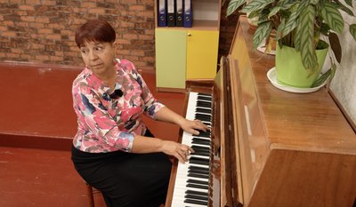 Тебе оточує все прекрасне — діти, музика, квіти: історія вчительки з села на Черкащині Тебе оточує все прекрасне — діти, музика, квіти: історія вчительки з села на Черкащині