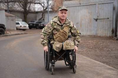 Ветеран Сергій Кошельніков виїздить на вулицю зі свого будинку відремонтованою дорогою Ветеран Сергій Кошельніков виїздить на вулицю зі свого будинку відремонтованою дорогою