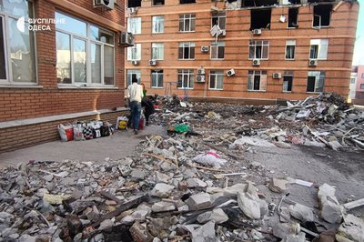 В Одесі у багатоповерхівці прибирають наслідки від атаки РФ. ФОТО В Одесі у багатоповерхівці прибирають наслідки від атаки РФ. ФОТО