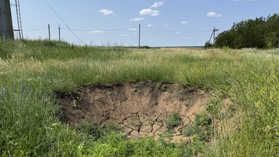 Вирва біля водонапірної вежі село Сергіївка Удачненська громада Донецька область 11 червня 2025 рік Вирва біля водонапірної вежі село Сергіївка Удачненська громада Донецька область 11 червня 2025 рік