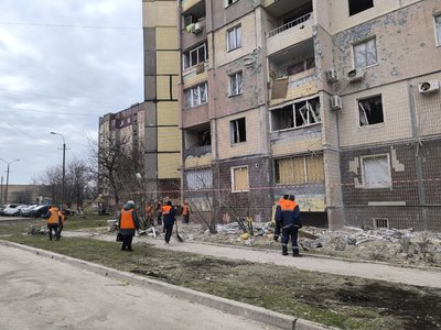 У Кривому Розі ліквідовують наслідки атаки РФ У Кривому Розі ліквідовують наслідки атаки РФ