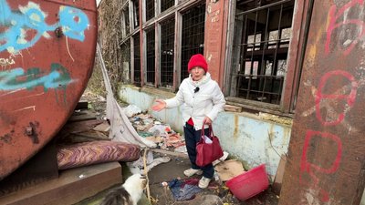 Сміття розкидане під деревами й висить на гіллі. У кропивницькому дворі утворився смітник Сміття розкидане під деревами й висить на гіллі. У кропивницькому дворі утворився смітник