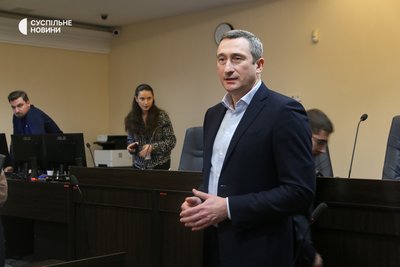 Олексій Чернишов (в центрі) у залі засідань Вищого антикорупційного суду у Києві, 18 листопада 2025 року Олексій Чернишов (в центрі) у залі засідань Вищого антикорупційного суду у Києві, 18 листопада 2025 року