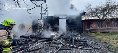 Рятувальники виявили тіло чоловіка під час ліквідації пожежі у селі на Рівненщині Рятувальники виявили тіло чоловіка під час ліквідації пожежі у селі на Рівненщині