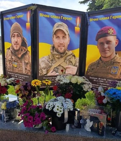Бігун із Німеччини присвятив забіг у Хмельницькому пам'яті полеглого бійця Олексія Осадчого Бігун із Німеччини присвятив забіг у Хмельницькому пам'яті полеглого бійця Олексія Осадчого