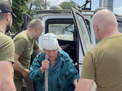 "Довезіть нас, Господи, врятуйте нас": військові евакуювали жінку із прифронтовго села на Донеччині