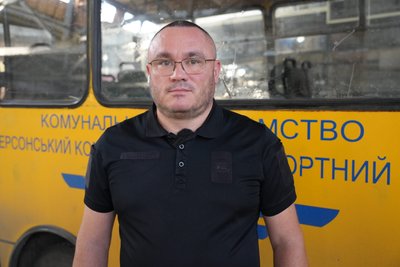 «Моніториш чати, дивишся в небо»: як херсонці щодня добираються на роботу під дронами «Моніториш чати, дивишся в небо»: як херсонці щодня добираються на роботу під дронами