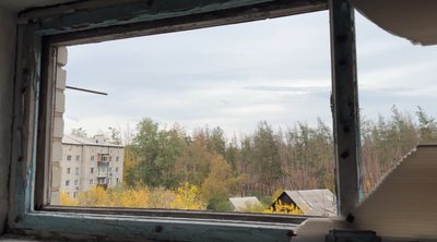 Розбите обстрілами вікно у під'їзді будинку де живе Людмила Святогірськ Донецька область 8 жовтня 2025 рік Розбите обстрілами вікно у під'їзді будинку де живе Людмила Святогірськ Донецька область 8 жовтня 2025 рік