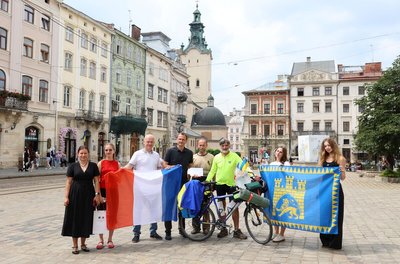 Французький інженер проїхав понад 2200 км велосипедом до Львова, щоб передати листи підтримки Україні